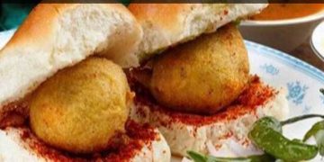 Mumbai Famous Vada Pav