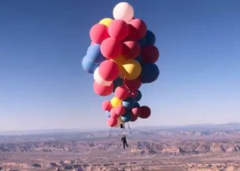 David Blaine Flies into Sky with the Help of Balloons