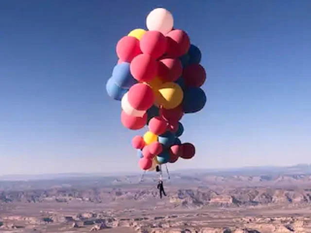 David Blaine Flies into Sky with the Help of Balloons